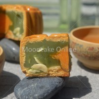 单黄翡翠 Pandan Lotus Paste Mooncake with 1 Yolk