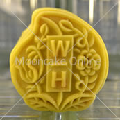 黄金夏果白莲蓉冰皮月饼 White Lotus Paste with Macadamia Nut in Gold Dust Snow Skin Mooncake